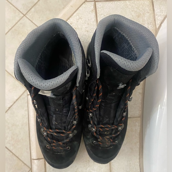 Lowa Baldo gtx have been worn for hiking only around 50 miles on them. - Picture 3 of 3